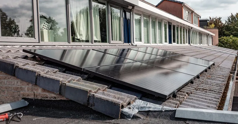 Rooftop solar panels on a modern house, optimizing energy efficiency.